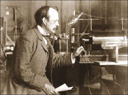 С 1895 года Джозеф Джон Томсон в Кавендишской лаборатории Кембриджского университета начинает методическое количественное изучение отклонения катодных лучей в электрических и магнитных полях.