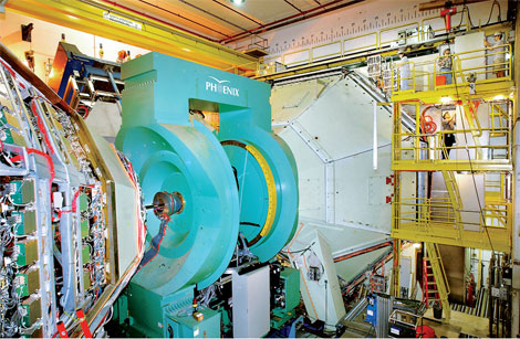 Установка PHENIX (показана в частично разобранном виде) регистрирует частицы, возникающие на самых ранних стадиях мини-взрывов