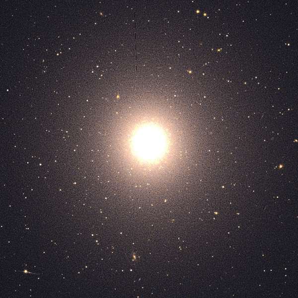Снимок NGC 1407, сделанный телескопом имени Хаббла.