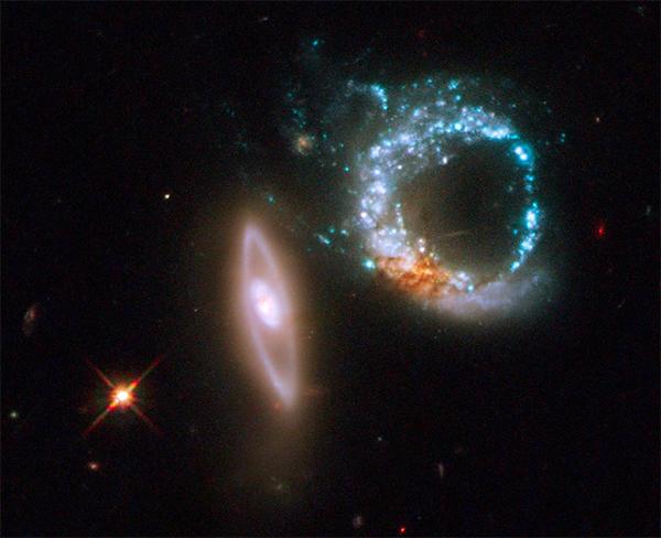 Галактики, составляющие Arp 147 (иллюстрация НАСА, ESA, M. Livio).