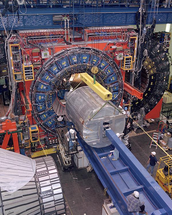 Детектор CDF, общая масса которого составляет около 6 000 тонн.