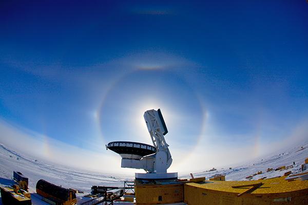...И South Pole Telescope (фото Adam Hincks, Princeton / U. of Toronto и Jeff McMahon).