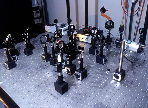 Оптические элементы, использованные в опытах с двумя пучками (фото Р. Loïez).