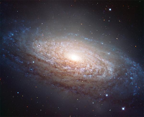 Флоккулентная спиральная галактика в созвездии Льва (иллюстрация ESO / Олега Малого).