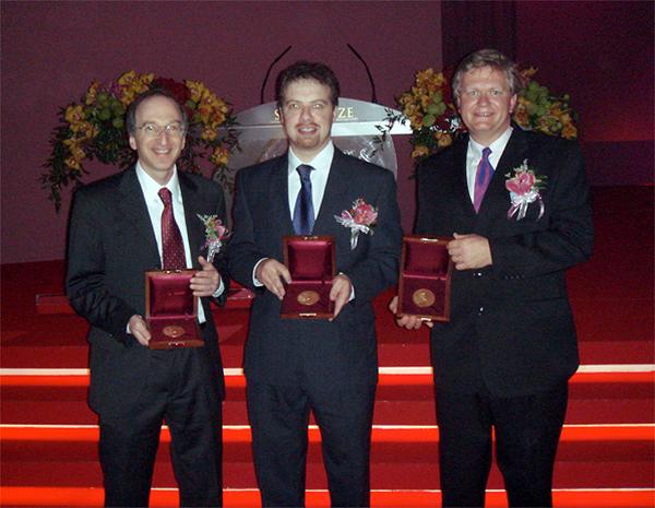 Сол Перлмуттер (родился в 1959 году), Адам Рисс (1969) и Брайан Шмидт (1967) на церемонии вручения Премии Шо (фото Wikimedia Commons).