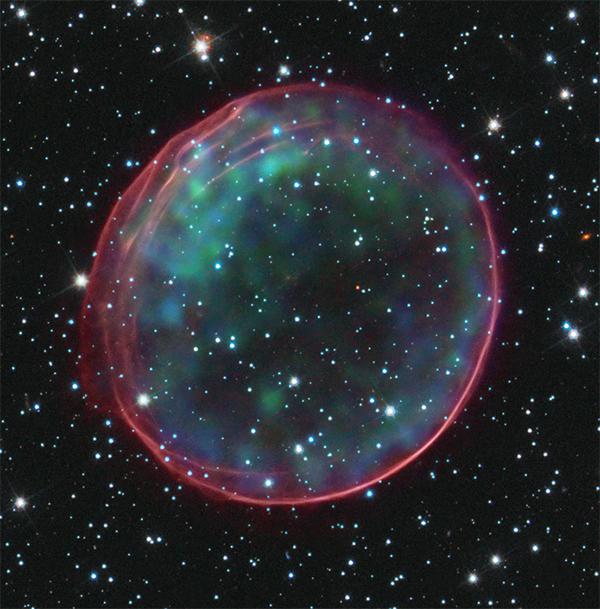 Композитное изображение остатка сверхновой SNR 0509-67.5 создано при объединении оптических данных «Хаббла» с результатами рентгеновских наблюдений, выполненных обсерваторией «<noindex><a target=_blank href=http://chandra.si.edu/>Чандра</a></noindex>». (Илл. НАСА, ESA и др.)