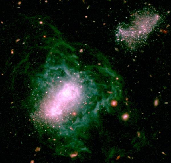 Изображение I Zw 18, полученное с помощью трёх фильтров. В основном в видимом свете. В правом верхнем углу можно заметить карликовую галактику I Zw 18C. (Здесь и ниже изображения авторов работы.)