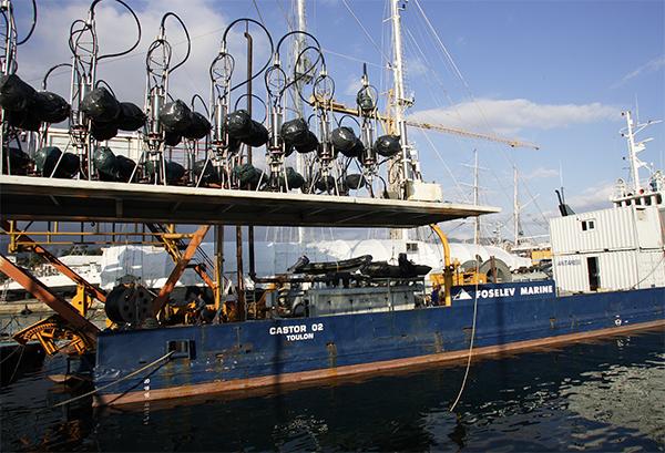 «Нить» с оптическими модулями готовится к погружению в Средиземное море. (Фото L. Fabre / CEA.)