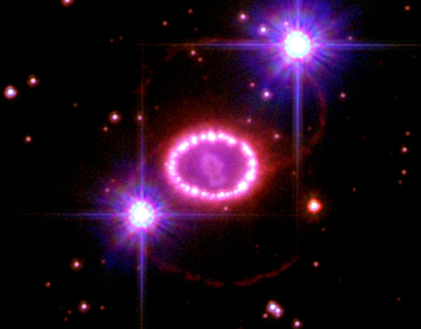 Сверхновую SN 1987A следует искать в центре «жемчужного ожерелья». (Изображение NASA / ESA / P. Challis / R. Kirshner / CfA.)