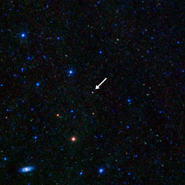 Стрелкой указан блазар — сверхмассивная ЧД, выбрасывающая релятивистскую струю, направленную к Земле. Теперь эти редкие события будет гораздо проще выявить, а со временем — и объяснить. (Изображение NASA / JPL-Caltech / Kavli.)