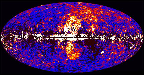 Обработанная карта наблюденний «Ферми», на которой явно выделяются области высокоэнергетичного гамма-излучения (иллюстрация НАСА / DOE / Fermi LAT / D. Finkbeiner et al.).