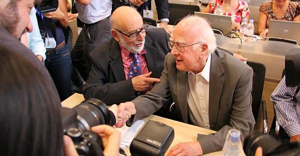 Франсуа Энглер (слева) и Питер Хиггс принимают поздравления.