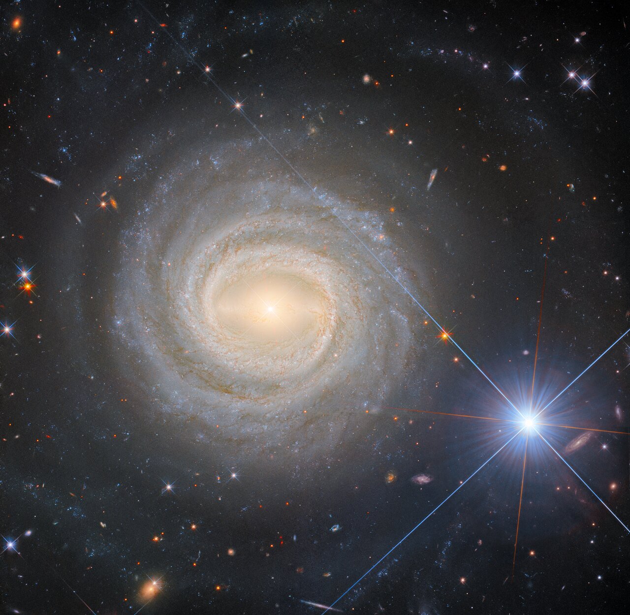 Спиральная галактика NGC 3783 на снимке Hubble; яркая звезда справа внизу находится в Млечном Пути